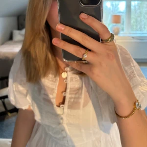 Vit klänning  - Jättesöt och vacker klänning perfekt till studenten, oanvänd. (Lappen sitter kvar) Slutsåld på hemsidan‼️‼️  Köparen står för frakten.  Pris kan diskuteras vid snabb affär.