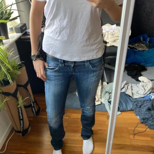 Pepe jeans - Säljer dessa snygga pepejeansen, venus, ”regular fit, lowwaist, straight leg” Passar mig som har 27/32 och S!