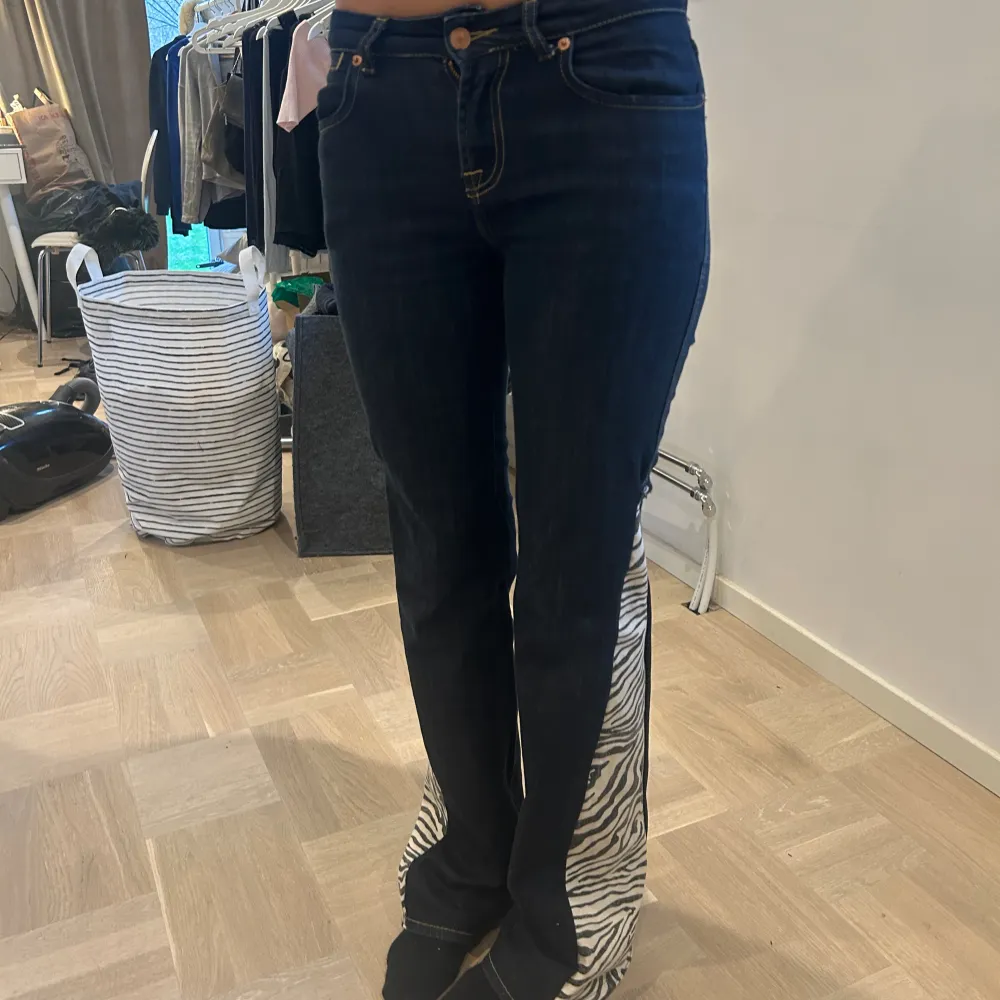 Lågmidjade jeans omsydda till bootcut med zebra tyg🦓 Midja 78cm Innerbenslängd 88cm. Farkut & Housut.