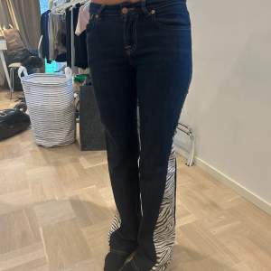 Lågmidjade jeans omsydda till bootcut med zebra tyg🦓 Midja 78cm Innerbenslängd 88cm