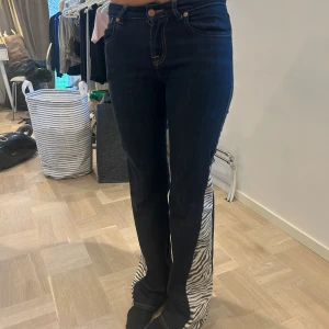 Lågmidjade mörkblå jeans med zebra - Lågmidjade jeans omsydda till bootcut med zebra tyg🦓 Midja 78cm Innerbenslängd 88cm