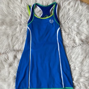 Tennis/paddel klänning  - As ball tennis/paddel klänning  som tyvärr inte kommer till användning💙 Material: 88% polyester 12% elastan  Retro märke😱