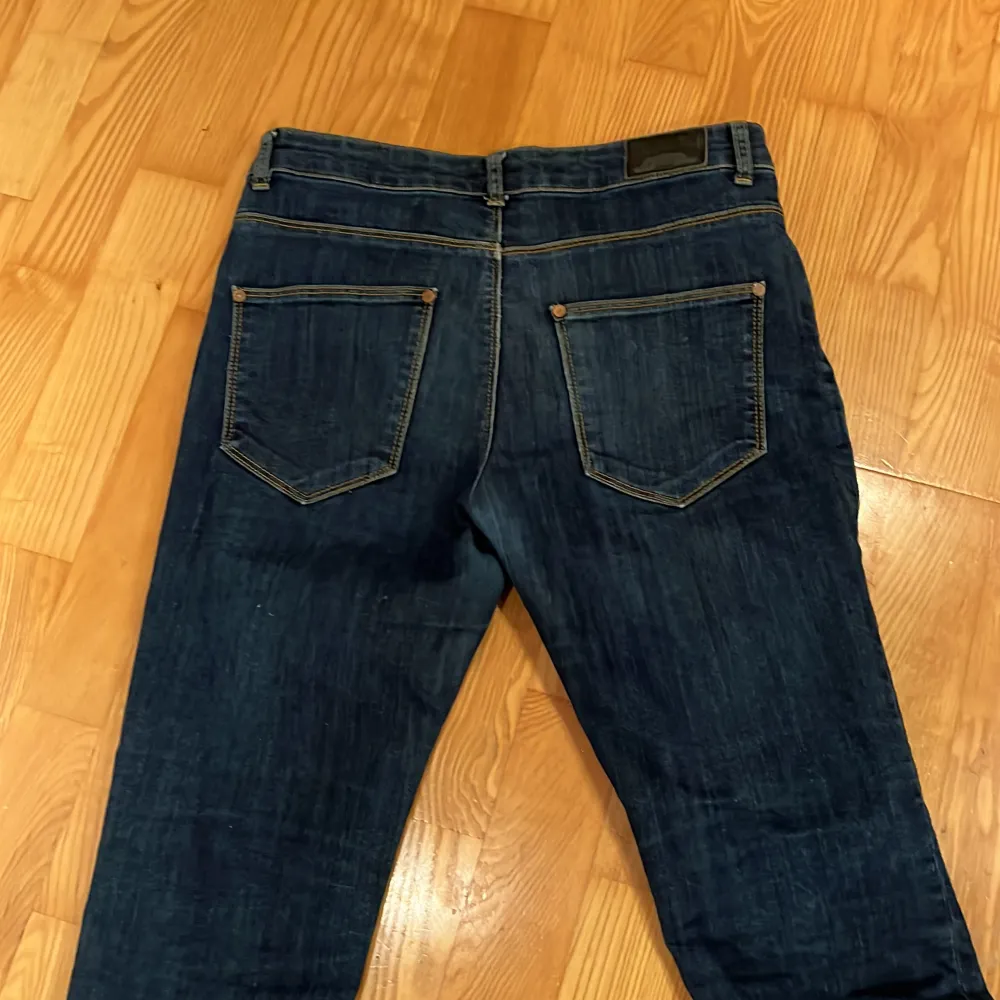 säljer mina mörkblåa crocker jeans i storlek 30 och längd 32.  nästan aldrig använda! skriv vid frågor🫶🏻. Jeans & Byxor.