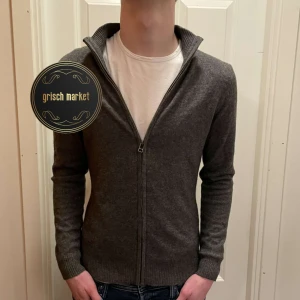 100% Kashmir zip  - En sjuk snygg 100% Kashmir tröja från arrow | den är i nyskick, perfekt 9,7/10 | storleken på taggen är M men den sitter mer som S/XS | modellen är 170cm 55kg den sitter perfekt på honom! | nypris runt 2000, priset är inte hugget i sten! |