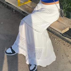 Säljer nu denna fina vita kjolen. Säljer endast vid bra bud.  Den är mycket stretchig så passar Xs/liten M