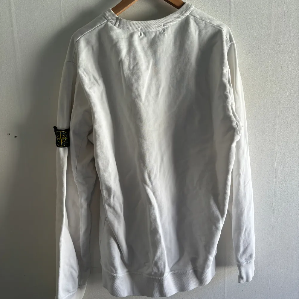 Säljer nu denna sweatshirt från  Stone Island, den vita färgen är sjukt fin till våren & sommaren, cond 9/10. Badgen tillkommer.  Hör av dig vid intresse och för fler bilder🌟. Tröjor & Koftor.
