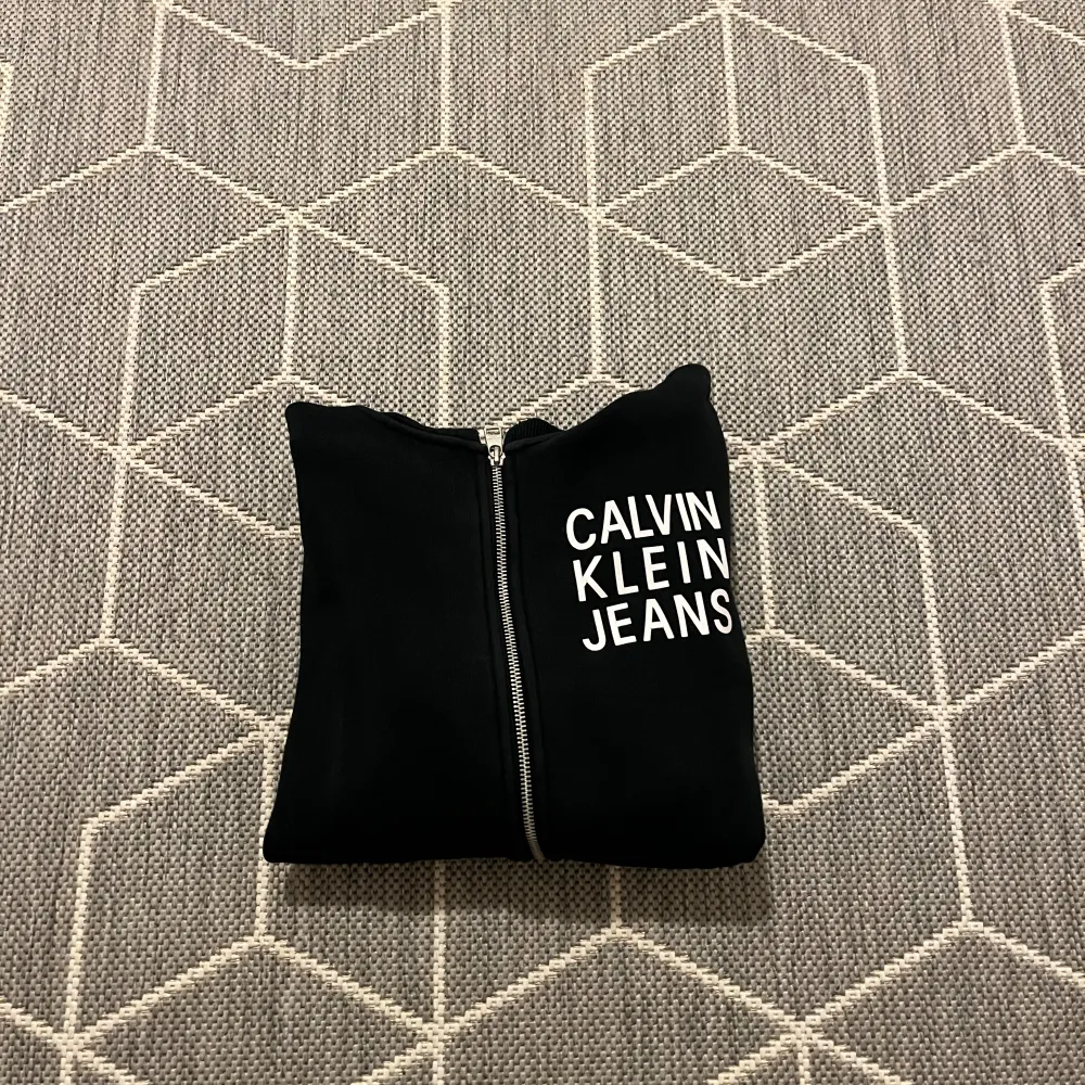 Säljer min Calvin Klein zip kofta. Materialet är så sjukt skönt och bra. Skickat är bra och koftan har absolut inte skador. Vid fler frågor kontakta privat. Fri frakt📦. Tröjor & Koftor.