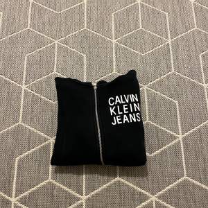 Säljer min Calvin Klein zip kofta. Materialet är så sjukt skönt och bra. Skickat är bra och koftan har absolut inte skador. Vid fler frågor kontakta privat. Fri frakt📦
