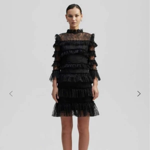 By Malina - Svart klänning från By Malina i storlek L. Varsamt använd 