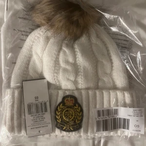 250 - Helt oanvänd mössa från Ralph Lauren. One size  