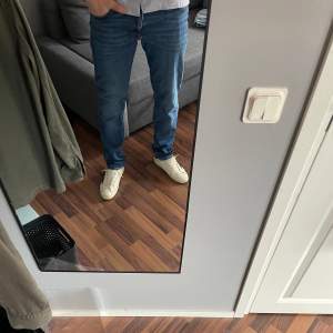 Jeans från Selected Homme. Jeansen är i bra skick. Riktigt stretchigt material. Skriv om funderingar eller fler bilder!