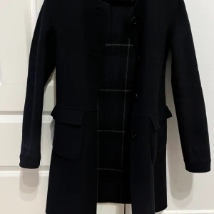 Massimo Dutti kappa omvändbar - Superfin kappa  Material 80% Ull och 20% Nylon Går att använda på båda sidor Fickor på båda sidor Ord pris ca 3000kr
