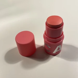 Caia blush stick - Caia blush stick i färgen berry smoothie. Endast testat. 