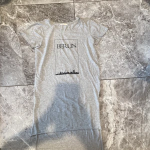 Pyjamas  - En jättefin pyjamas som är lite kortare fram och längre bak. Säljs i befintligt skick. Säljer pga stor garderobrensning. Kika gärna på mina andra annonser, säljer mycket:) 