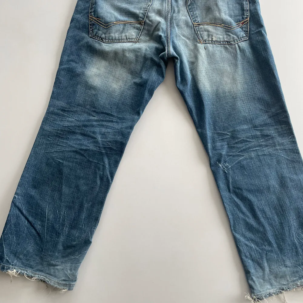 Fina Hillfiger jeans modell Woody Storm Wash, lätt fransiga med nedtill. Finns i sickla udde. Jeans & Byxor.