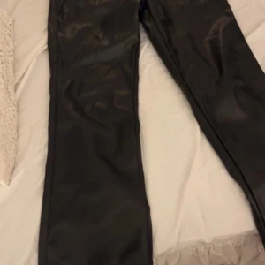Svarta skinnbyxor  - Bra skick, använda Max 2 gånger, därav för stora för mig. Passar någon runt 160-165. Köpt för 600