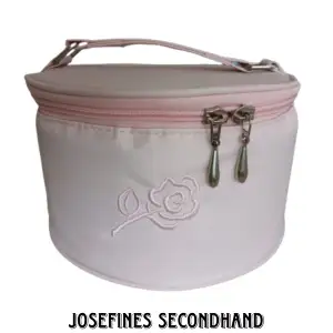 Rund rosa sminkväska med handtag, inre ficka och broderade rosor på. Har några fläckar men är i övrigt i bra kvalité