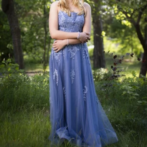 Balklänning  - Jag säljer nu min fina balklänning från jjs house. Använd en gång, som ny. 💘🩷 Storlek 38 men man kan dra åt snörerna så passar även 36. Nypris 2200.