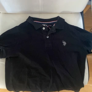 Polo piké svart - Svart polo piké storlek xs svart skick 9/10