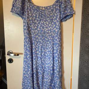 Hej säljer nu denna klänning från Lindex för att den inte kommer till någon användning. Den har används 2 gånger. Skriv om du har frågor eller om du vill köpa💕