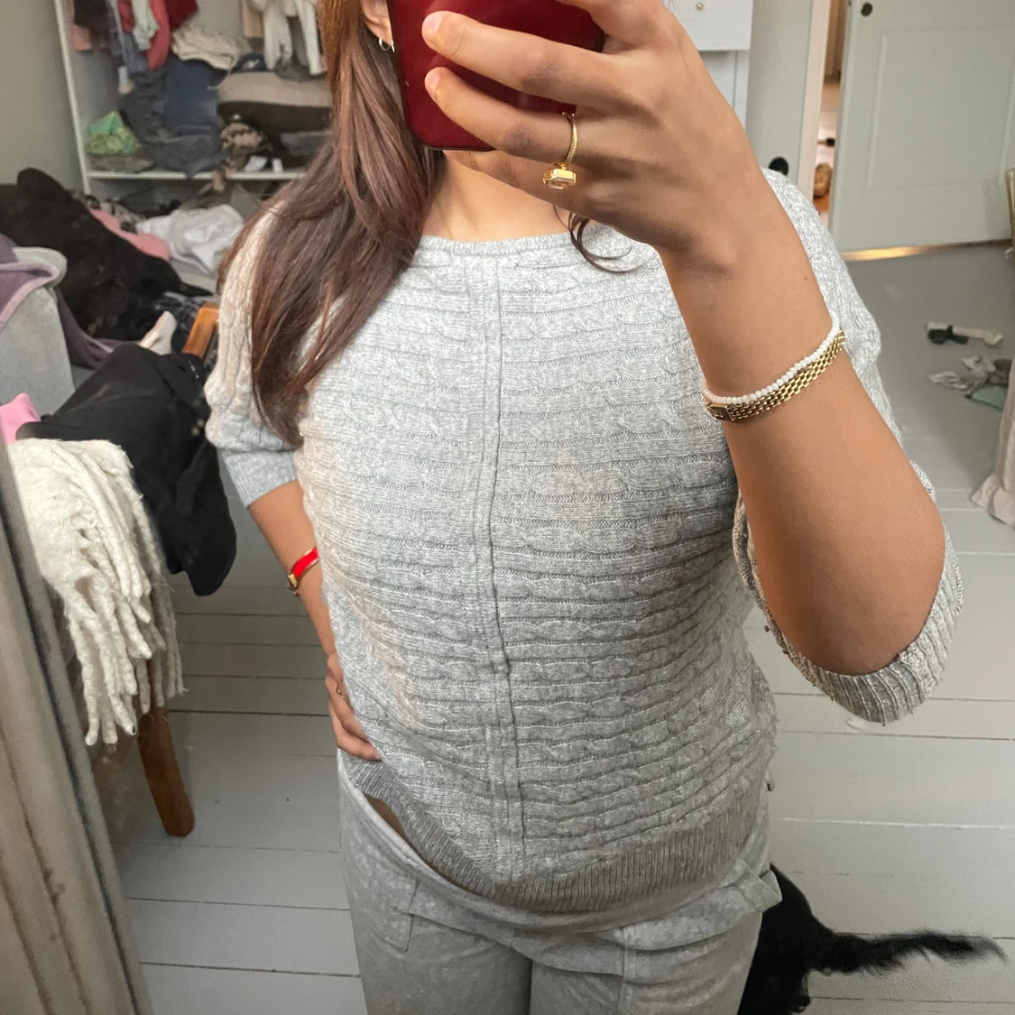 Grå stickad tröja.  - 90