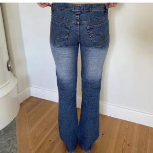 Super fina och snygga jeasn köpa från  ”perfekt jeans ” på Plick.  Tyvärr aldrig kommit till användning. Hör av dig vid frågor  