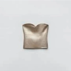 Guld topp zara - Säljer den här helt oanvända jätte fina fest toppen från zara då den är aningen för liten för mig. Skick 10/10 helt slutsåld på hemsidan💕
