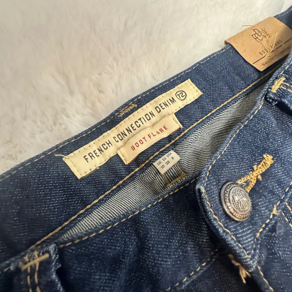 Säljer ett par helt nya Lågmidjade jeans från märket french Connection✨De har en låg midja och är utsvängda nertill De är i storlek 38 enligt etiketten, midjemåttet är 39cm och innerbenslängden är 85/86 cm🥰 Det är bara att skriva vid frågor!. Jeans & Byxor.