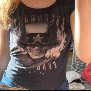 T-shirt  - Hej säljer min T-shirt för den inte kommer till användning hör av dig vid frågor💕🌸😊