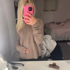 Stickad tröja Zara - Säljer en fin stickad tröja från zara. Har använd den en gång och har väldigt bra sick. Säljer pågrund av att den inte kommer till användning.