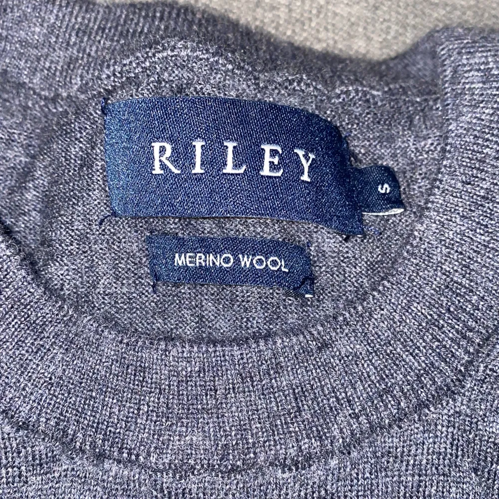Väldigt snygg merino ull tröja från Riley. Säljer för den är för liten för mig. Skick 9/10.. Tröjor & Koftor.