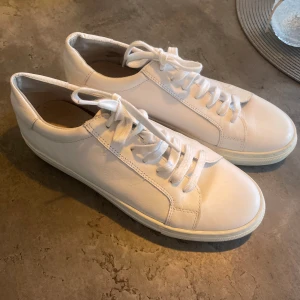 Vita Sneakers - Helt oanvända sneakers från Echtes Leder. Säljer då det ej gick att skicka tillbaks dem och de var tyvärr för små för mig så därav i nyskick! 