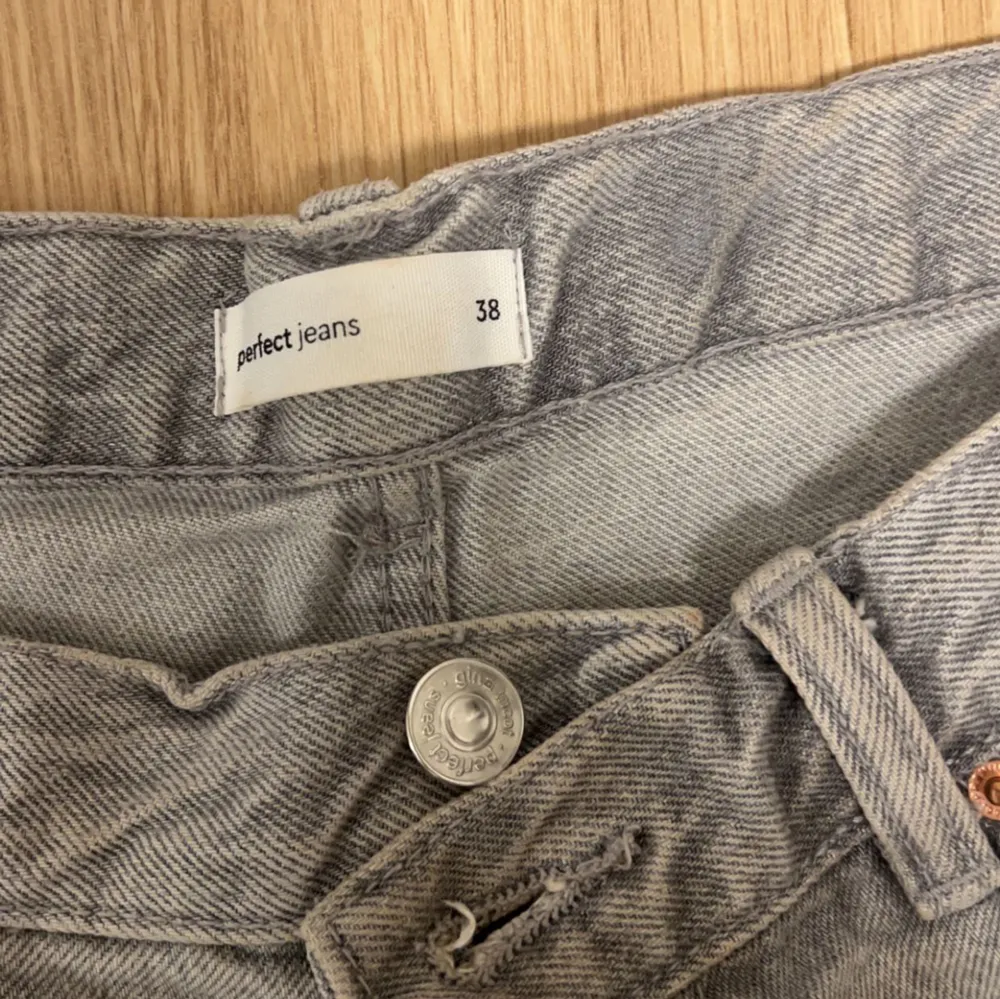  Säljer dessa lågmidjade raka jeansen från GinaTricot. Köptes i höstas för 600kr men säljer för att de tyvärr blivit lite för stora. Jag är 170cm lång. Hör av er ifall ni är intresserade! 💖💖. Jeans & Byxor.
