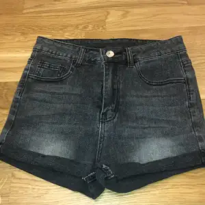 Svarta jeans short knappt använda är som nya, lite små i storleken 