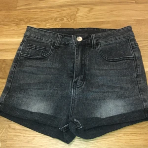 Jeans shorts  - Svarta jeans short knappt använda är som nya, lite små i storleken 