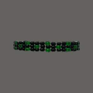 Demeter II är ett snyggt armband uppbyggt av gröna och svarta rocaillespärlor. Armbandet har en omkrets på cirka 18 cm men är töjbart.