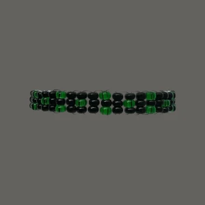 Pärlarmband - Demeter II är ett snyggt armband uppbyggt av gröna och svarta rocaillespärlor. Armbandet har en omkrets på cirka 18 cm men är töjbart.