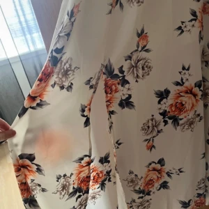 Somrig klänning  - Lång härlig somrig klänning med slits.  Använd vid ett tillfälle 