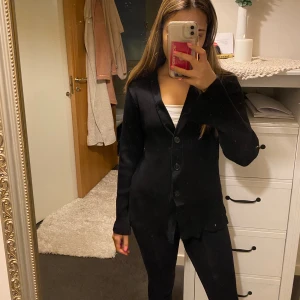 Svart kofta från HM - Fin svart kofta från H&M med lite utsvängda armar och slits i armarna. Fint skick, strl M