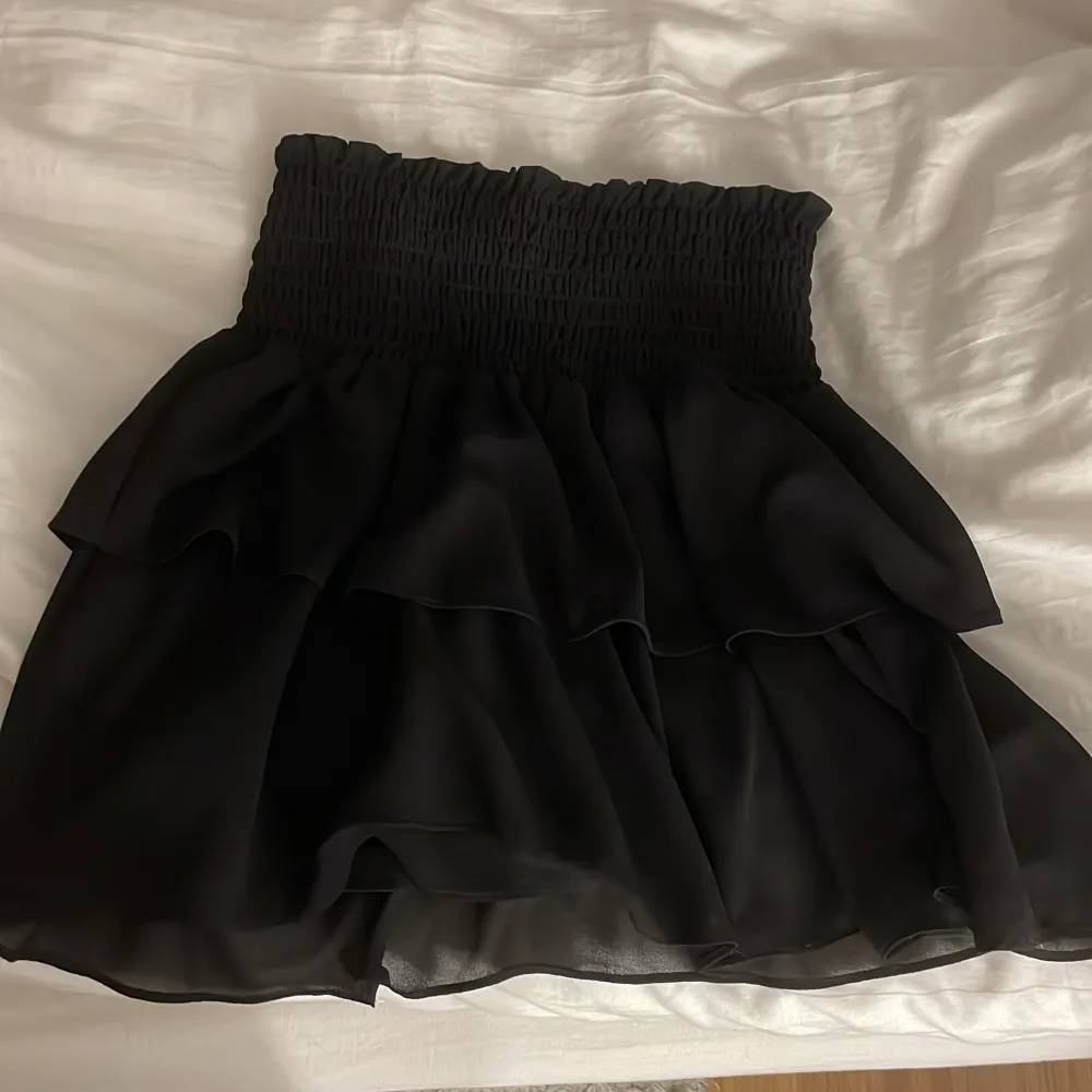 Volang kjol från chelsea 🩷Nästan aldrig använt men jätte fin och super skick!🩷Ny pris 450kr🩷. Kjolar.