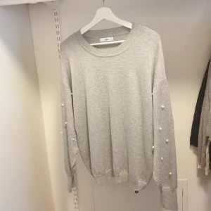 Tröja - Stickad tröna med pärlor.  Helt ny & oanvänd, från Ellos.  Storlek 38/40