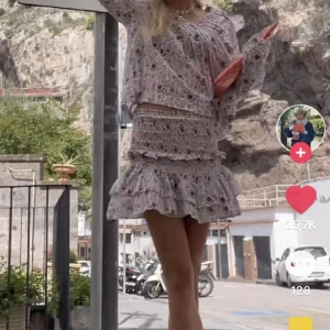 Klänning  - Säljer denna perfekta sommarklänning, aldrig använd. Nypris 899kr💓