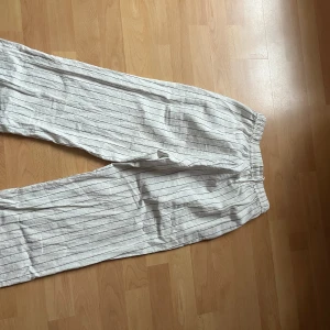 Madlady Linnebyxor - Köpte från en tjej på Plick men de var för tajta för mig. Fint skick endast använda ett fåtal gånger, jag har bara  provat på dem. Jag kunde inte se några skavanker.