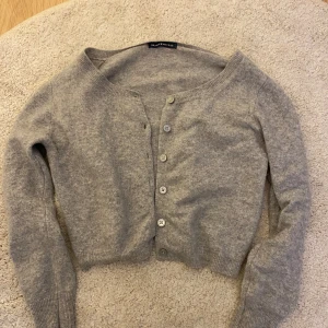 Brandy Melville kofta  - En super söt kofta från brandy. Krympte i tvätten så den är lite liten nu. Skulle uppskatta s/xs i storlek. Annars använd ca 3 gånger. Väldigt bra skick! Original pris: ca 600