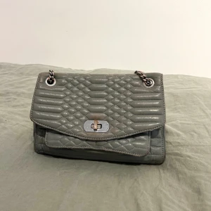 Zadig & Voltaire - Rocky Quilted Bag - Grå väska från Zadig & Voltarie, mellanstorlek, kan bäras både crossbody och över axeln. Väskan är i gott skick. Mått: Width x Height x Depth: 27 x 16 x 12 cm