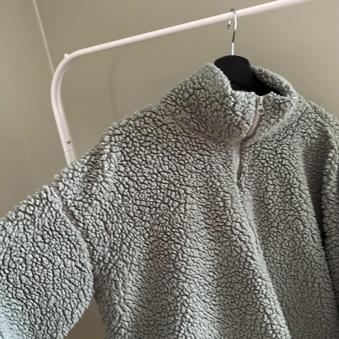 Fluffig grön ziptröja - 90