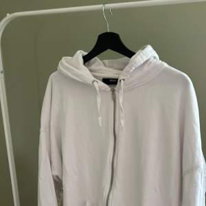 Vit zip hoodie i storlek L från Bikbok. Sparsamt använd, inga noppror så i väldigt bra skick.