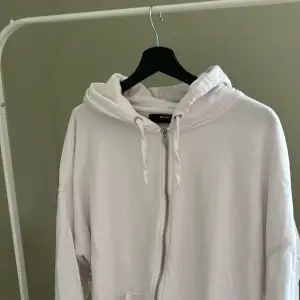 Vit zip hoodie i storlek L från Bikbok. Sparsamt använd, inga noppror så i väldigt bra skick.