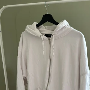 Vit zip hoodie - Vit zip hoodie i storlek L från Bikbok. Sparsamt använd, inga noppror så i väldigt bra skick.