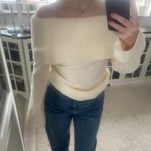 En stickad tröja med Off shoulder i krämvit/beige, aldrig använd❤️ Super skönt material😊